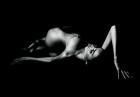 Miranda Kerr - modelka pozuje nago w magazynie Industrie