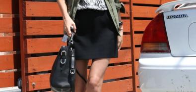 Miranda Kerr - były Aniołek Victoria's Secret w króciutkiej spódniczce