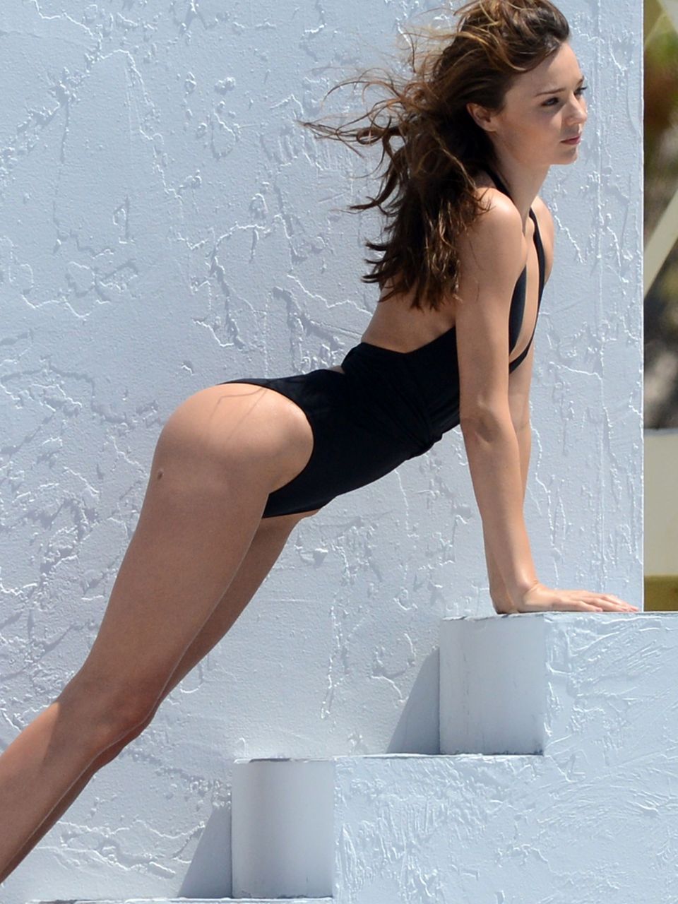Miranda Kerr - seksowna modelka topless w sesji w strojach kąpielowych