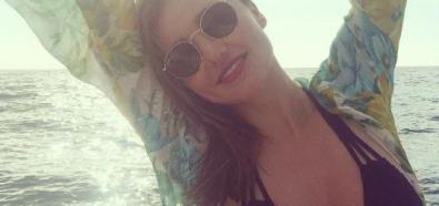 Miranda Kerr wygrzewa się na plaży