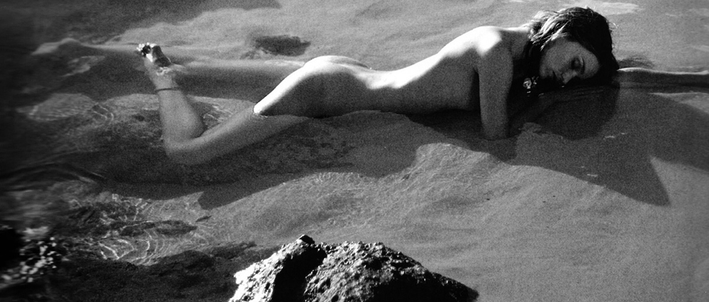 Miranda Kerr nago na plaży