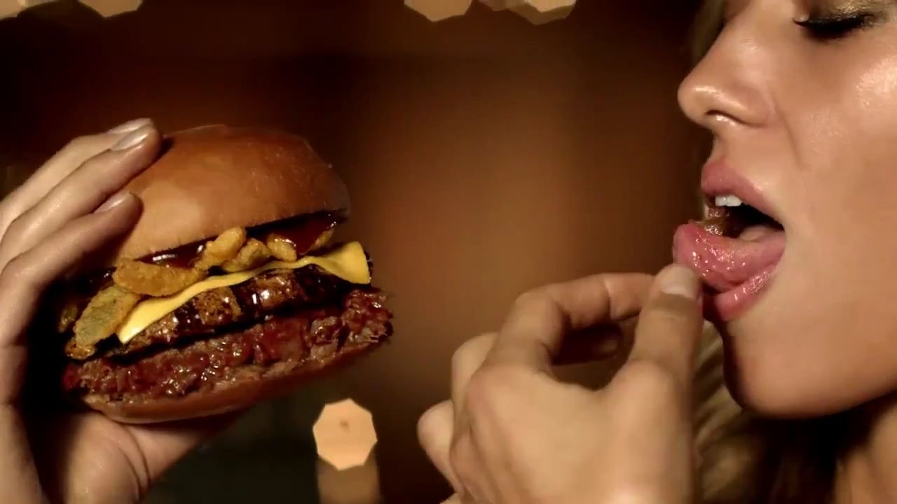 Paris Hilton i Hannah Ferguson w gorącej reklamie Carl's Jr.