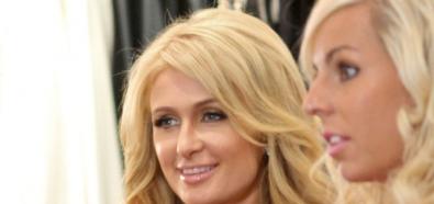 Paris Hilton i odznaczające się na sukience sutki