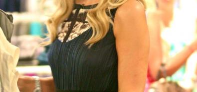 Paris Hilton i odznaczające się na sukience sutki