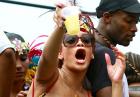 Rihanna - piosenkarka podczas parady na rodzinnej Barbadosie