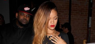 Rihanna - barbadoska piosenkarka sfotografowana przez paparazzich w sukience podkreślającej jej sutki