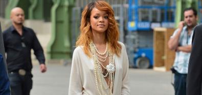 Rihanna - barbadoska piosenkarka w seksownej sukni z głębokim rozcięciem na pokazie Chanel w Paryżu