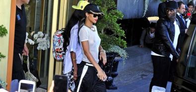 Rihanna - barbadoska piosenkarka bez stanika w siateczkowej bluzce