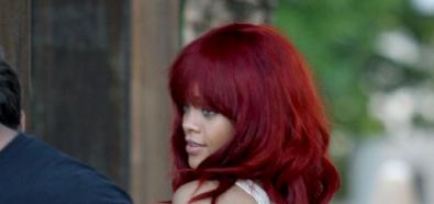 Rihanna - piosenkarka w seksownej sukience