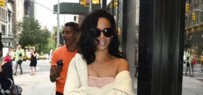 Rihanna - piosenkarka i jej prześwitujące sutki