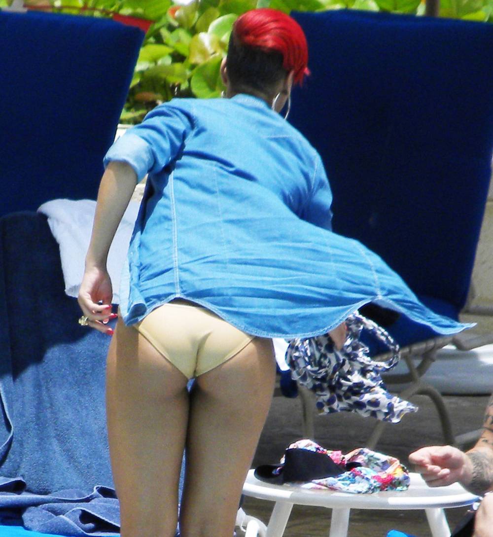 Rihanna w bikini na basenie