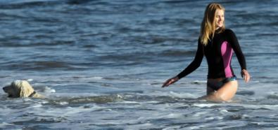 Rosie Huntington-Whiteley - brytyjska modelka i aktorka w stroju kąpielowym na plaży