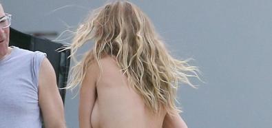 Rosie Huntington-Whiteley - nagie piersi seksownej modelki