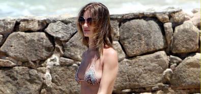 Rosie Huntington-Whiteley - modelka w bikini na plaży