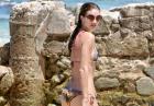 Rosie Huntington-Whiteley - modelka w bikini na plaży
