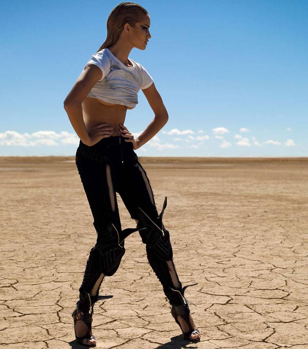 Rosie Huntington-Whiteley naga na pustyni