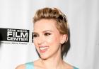 Scarlett Johansson w niebieskiej sukience