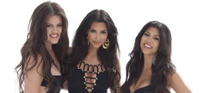 Kim, Kourtney i Khloe Kardashian w strojach kąpielowych w magazynie Vegas