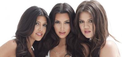 Kim, Kourtney i Khloe Kardashian w strojach kąpielowych w magazynie Vegas