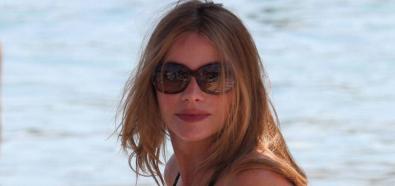 Sofia Vergara - kolumbijska aktorka w seksownym stroju kąpielowym na greckiej plaży
