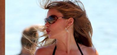 Sofia Vergara - kolumbijska aktorka w seksownym stroju kąpielowym na greckiej plaży