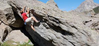 Bouldering - sporty ekstremalne - wspinaczka bez zabezpieczeń