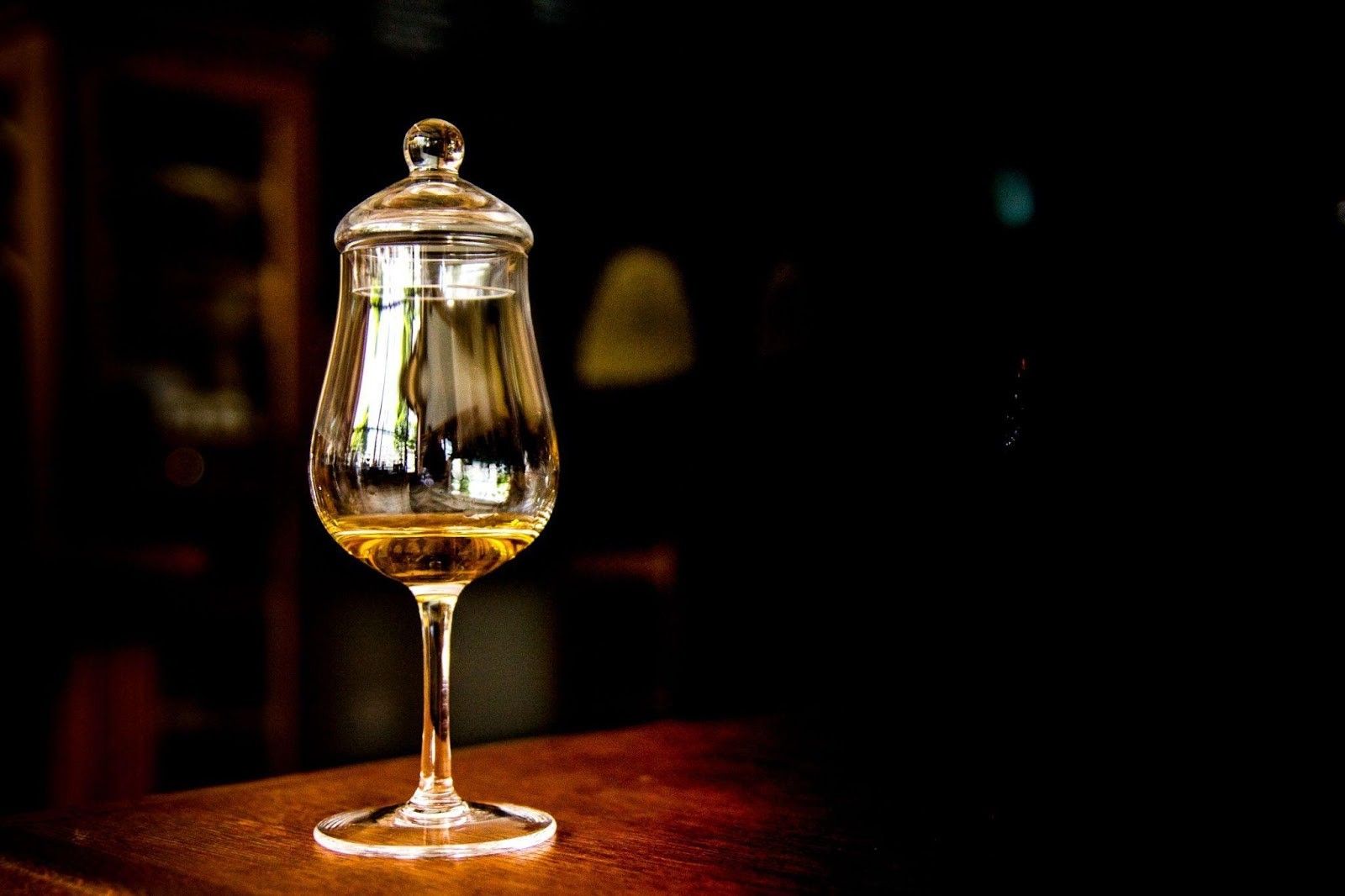 Jak trzymać kieliszki do whisky?