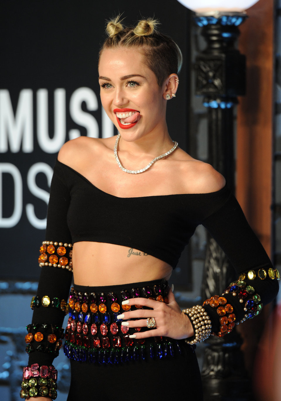 Miley Cyrus i jej erotyczny taniec na gali MTV ? o co tyle hałasu? 
