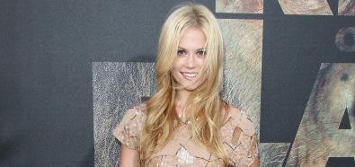Claire Coffee na premierze filmu Rise of the Planet of the Apes w Los Angeles