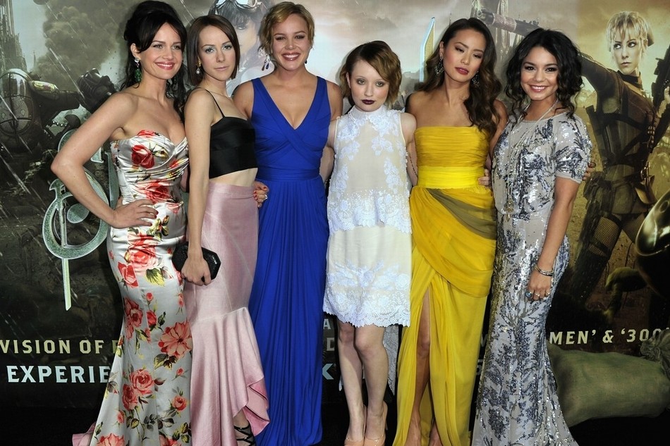 Vanessa Hudgens, Emily Browning i inne aktorki na premierze "Sucker Punch" w Los Angeles