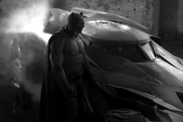 Ben Affleck jako Batman na pierwszym zdjęciu z planu "Batman vs. Superman"