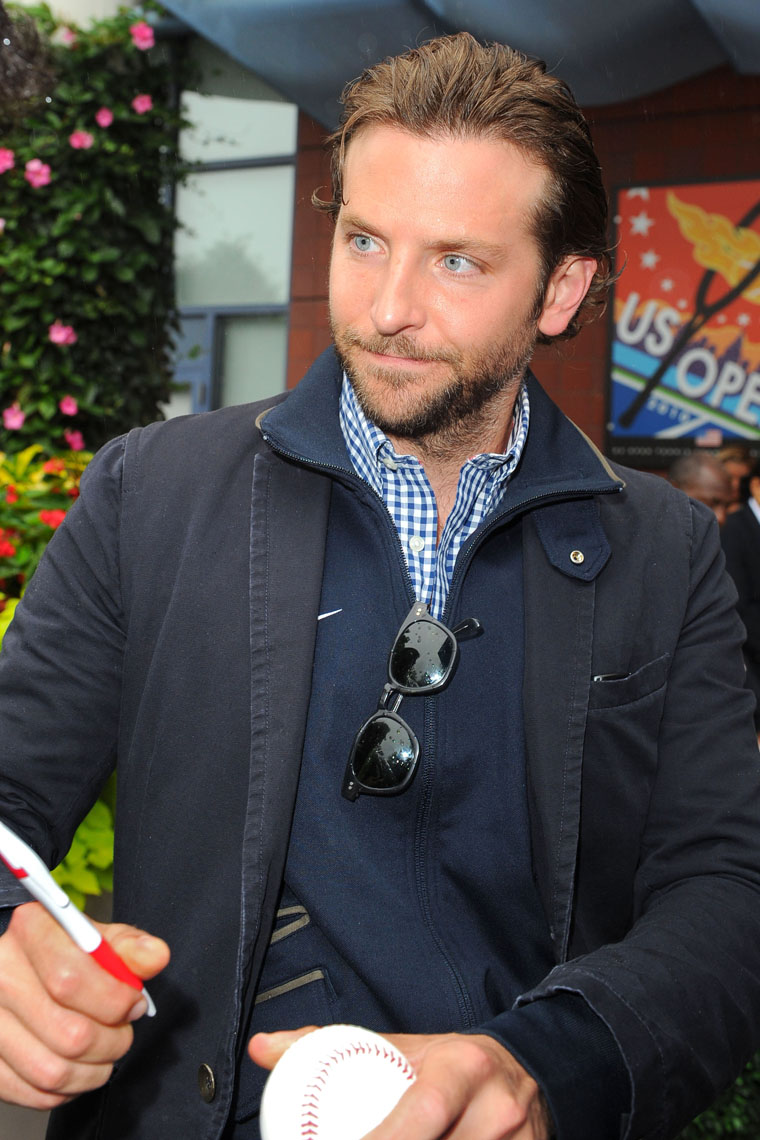 Bradley Cooper w ekranizacji powieściowej serii