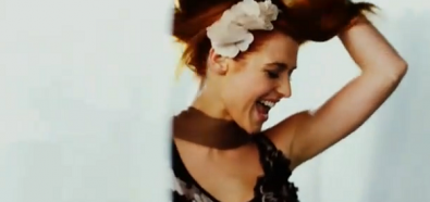 Julia Kamińska w teledysku "Każdy chciałby tak mieć" promującym film "Zaplątani"