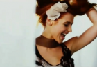 Julia Kamińska w teledysku "Każdy chciałby tak mieć" promującym film "Zaplątani"