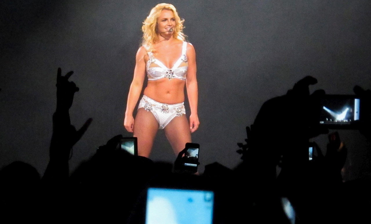 Rihanna, Britney Spears czy Miley Cyrus - która z nich ciekawiej ubiera się na koncertach?
