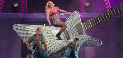 Rihanna, Britney Spears czy Miley Cyrus - która z nich ciekawiej ubiera się na koncertach?