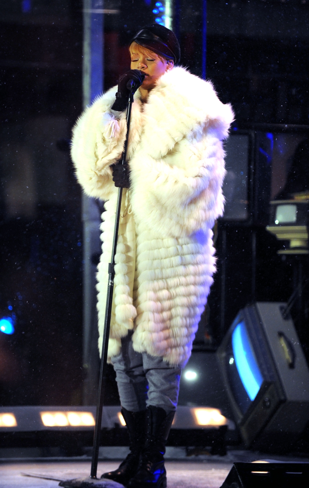 Rihanna - Rockefeller Center - 19.12.2009