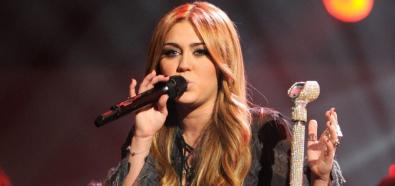 Miley Cyrus vs. Taylor Swift ? która z nich dała lepszy występ podczas gali American Music Awards 2010?