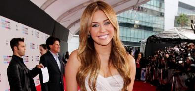 Miley Cyrus vs. Taylor Swift ? która z nich dała lepszy występ podczas gali American Music Awards 2010?