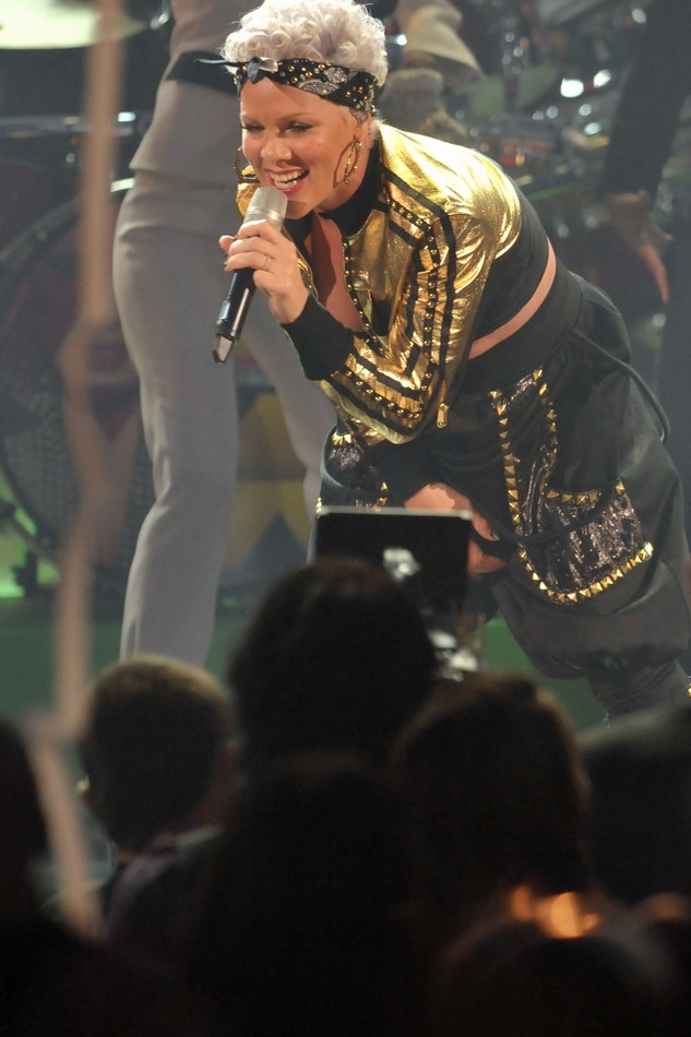 Pink zaśpiewała "Raise Your Glass" na gali American Music Awards 2010