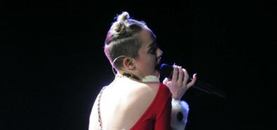 Miley Cyrus jako prowokująca Mikołajka na koncertach Jingle Ball