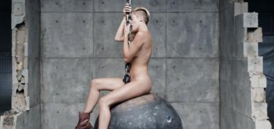 Miley Cyrus całkowicie naga w teledysku do "Wrecking Ball"