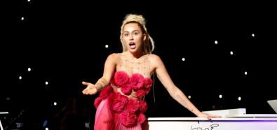 Miley Cyrus - liże dla szczytnych celów 