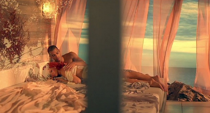 Rihanna w teledysku "California King Bed"