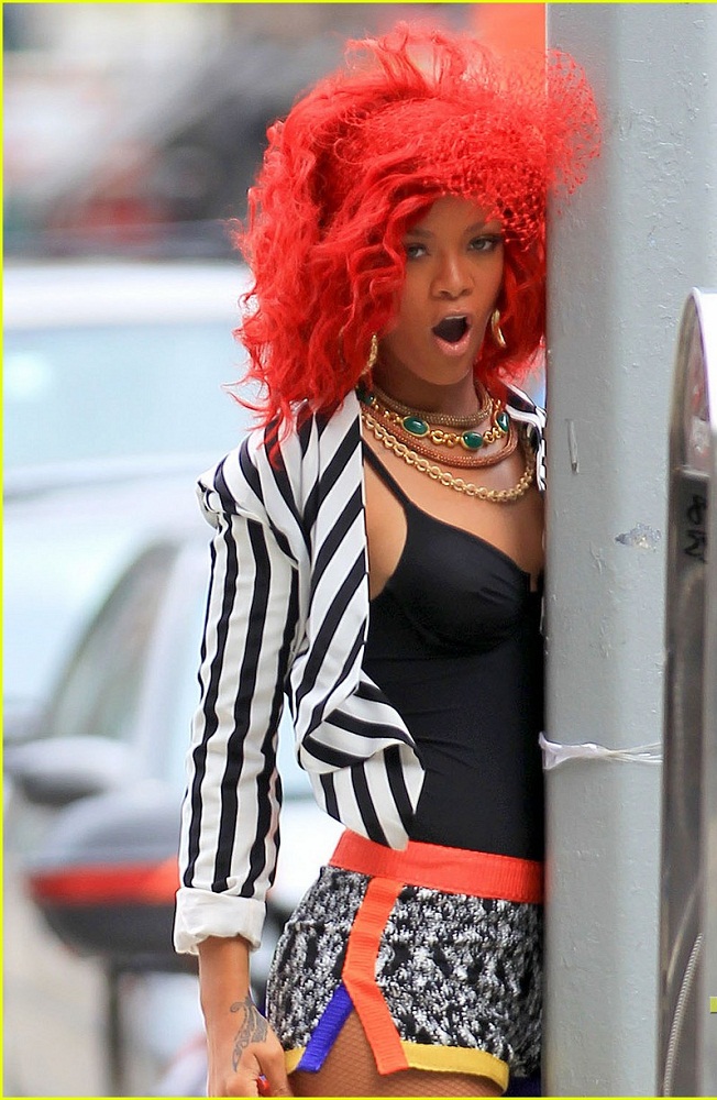 Rihanna pracuje nad teledyskiem do utworu "What's my name?"