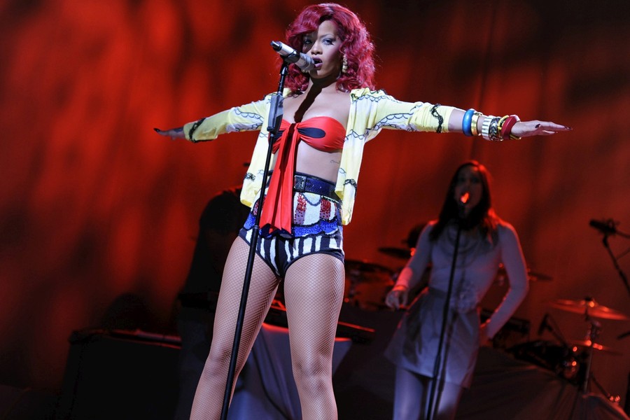 Rihanna zaśpiewała "What's My Name?" w programie Saturday Night Live
