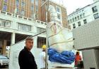 Maurizio Cattelan i jego rzeźba środkowego palca przed mediolańską giełdą