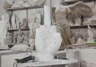 Maurizio Cattelan i jego rzeźba środkowego palca przed mediolańską giełdą