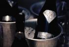 Gout de Diamants - szampan zdobiony białym złotem, kryształem Swarovskiego i diamentem