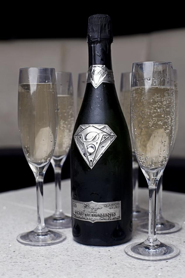 Gout de Diamants - szampan zdobiony białym złotem, kryształem Swarovskiego i diamentem